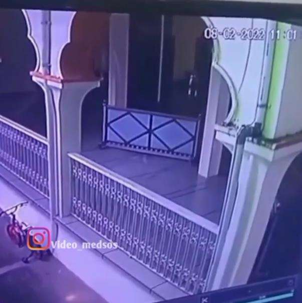 Heboh pembatas shaft sholat masjid di Magelang bergerak sendiri.