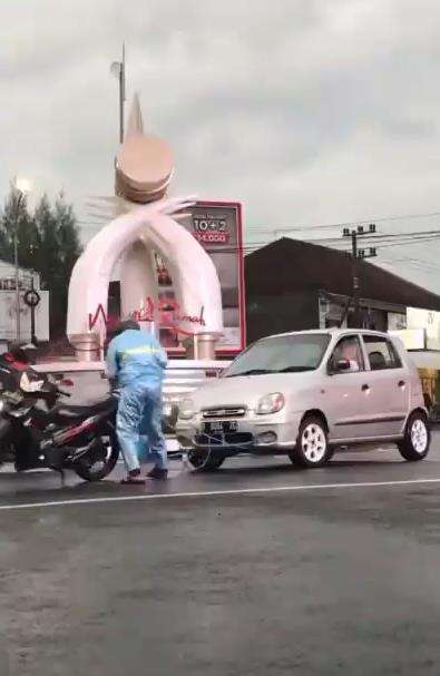 Heboh sepeda motor bebek jadul kuat tarik mobil mogok.