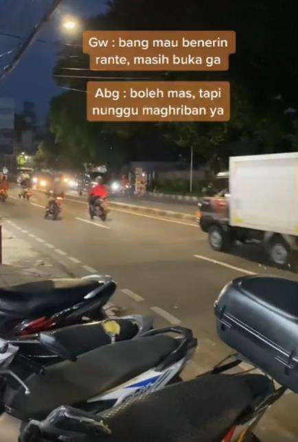 Viral seluruh karyawan sholat Maghrib sebelum layani pelanggan.