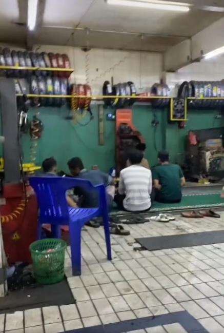 Viral seluruh karyawan sholat Maghrib sebelum layani pelanggan.