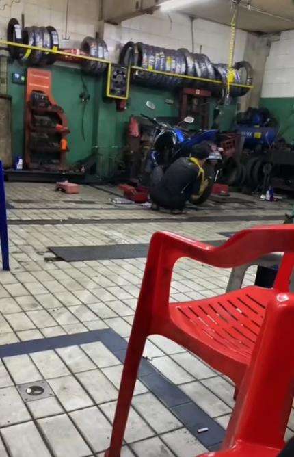 Viral seluruh karyawan sholat Maghrib sebelum layani pelanggan.