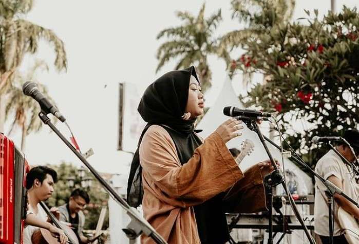Aya saat manggung bareng bandnya