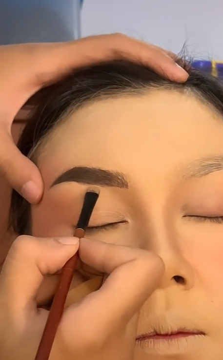 Merapikan Bentuk Alis