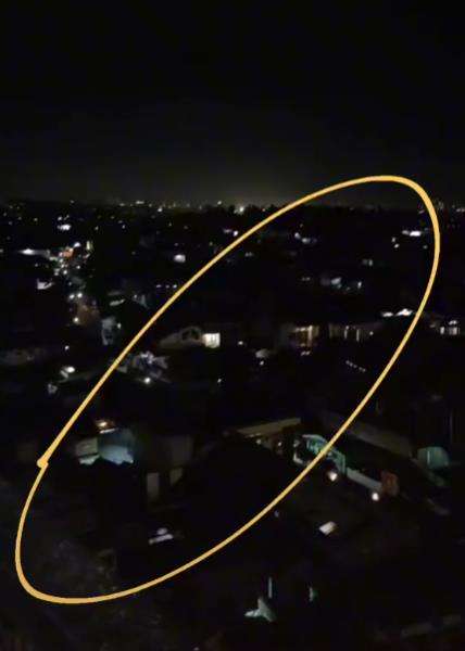 Viral penampakan sosok putih melayang di atas rumah warga.