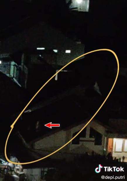 Viral penampakan sosok putih melayang di atas rumah warga.