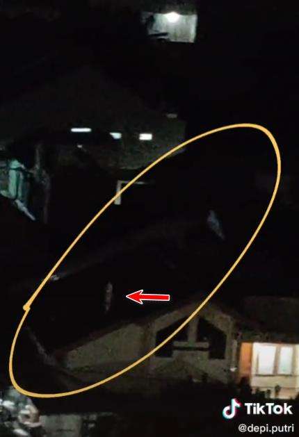 Viral penampakan sosok putih melayang di atas rumah warga.