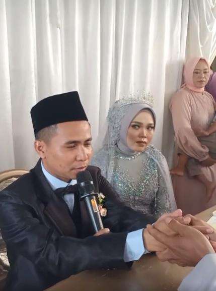 Pengantin pria sahkan sendiri akad nikahnya.