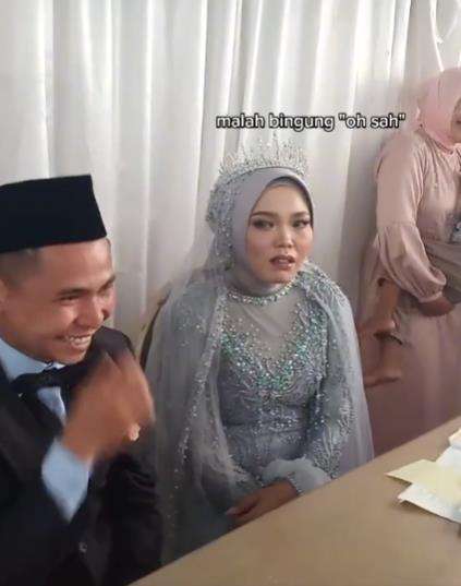 Ekspresi pengantin wanita malah tambah kocak.