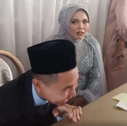 Pengantin pria sahkan sendiri akad nikahnya.