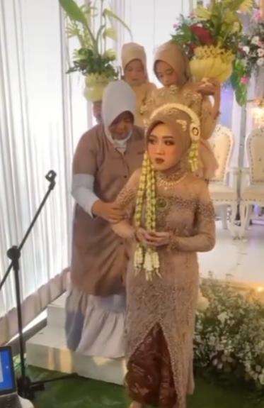 Domas pengantin meleyot bikin netizen ngakak.