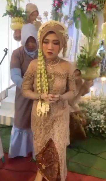 Domas pengantin meleyot bikin netizen ngakak.