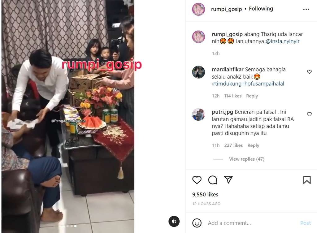 Thariq memberikan baju ke Faisal