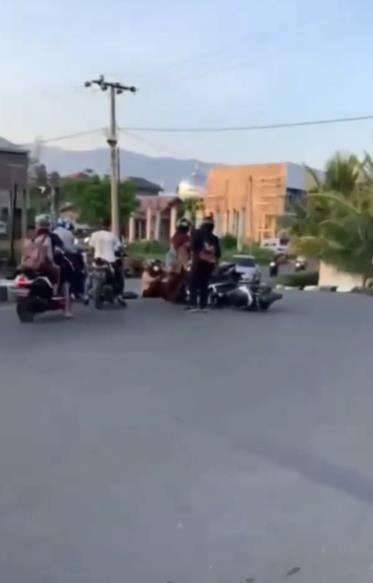 Pelajar apes saat naik sepeda motor ke sekolah.