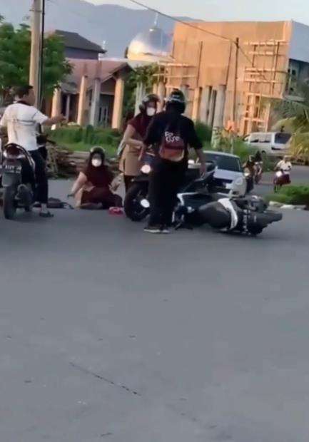Pelajar apes saat naik sepeda motor ke sekolah.