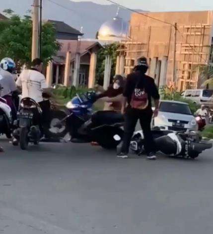 Pelajar apes saat naik sepeda motor ke sekolah.