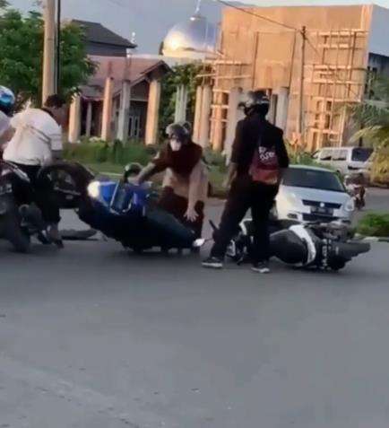 Pelajar apes saat naik sepeda motor ke sekolah.