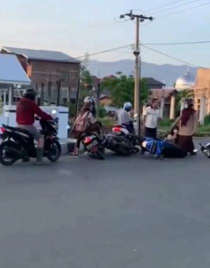 Pelajar apes saat naik sepeda motor ke sekolah.