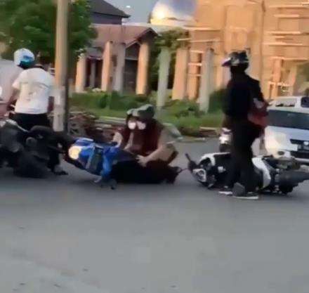 Pelajar apes saat naik sepeda motor ke sekolah.