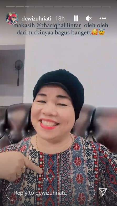 Unggahan bahagia Dewi diberi kalung