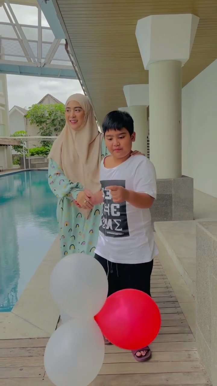 Potret Anak Sulung Ustaz Solmed & April Jasmine Potret Anak Sulung Ustaz Solmed & April Jasmine