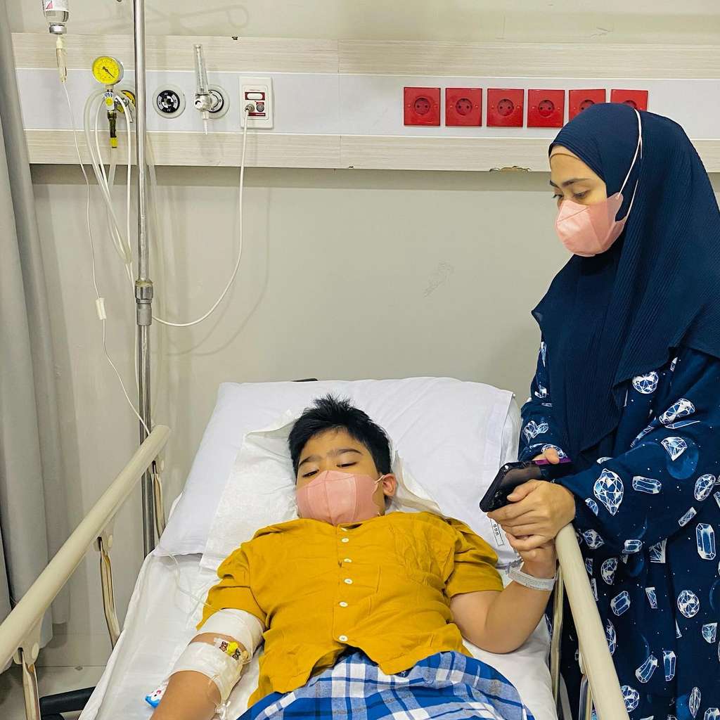 Potret Anak Sulung Ustaz Solmed & April Jasmine Potret Anak Sulung Ustaz Solmed & April Jasmine