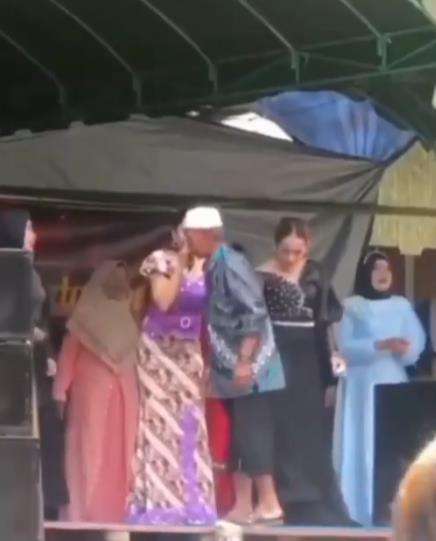 Aksi kakek dipaksa turun saat lagi asyik joget sama biduan.