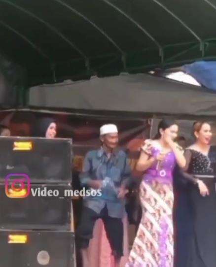 Aksi kakek dipaksa turun saat lagi asyik joget sama biduan.