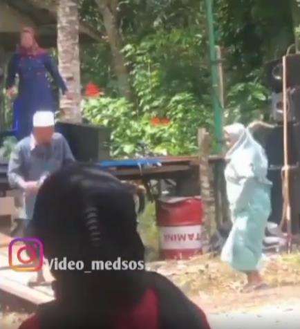 Aksi kakek dipaksa turun saat lagi asyik joget sama biduan.