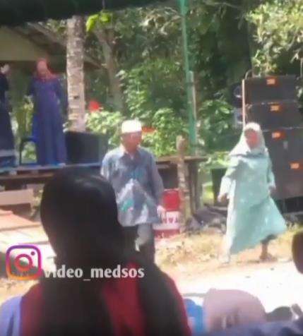 Aksi kakek dipaksa turun saat lagi asyik joget sama biduan.