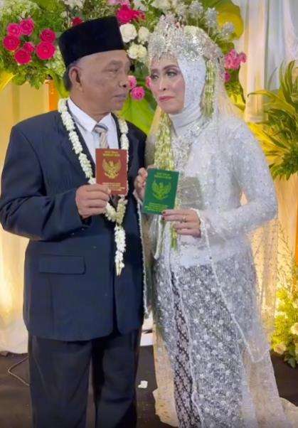 Kakek gagal move on dari cinta pertamanya.