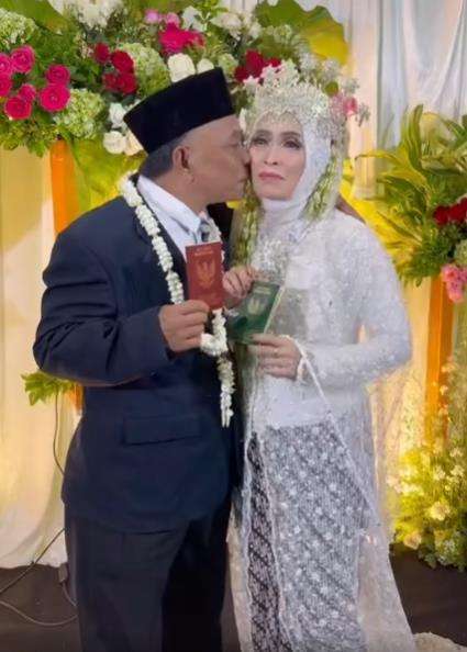 Kakek gagal move on dari cinta pertamanya.