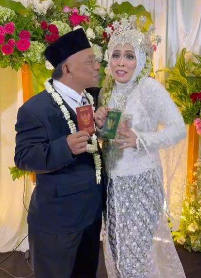 Kakek gagal move on dari cinta pertamanya.