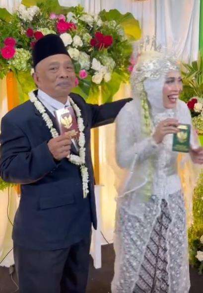 Kakek gagal move on dari cinta pertamanya.
