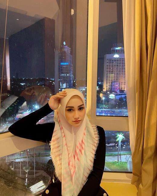 Christina Laws istri perwira polisi cantik kayak barbie.