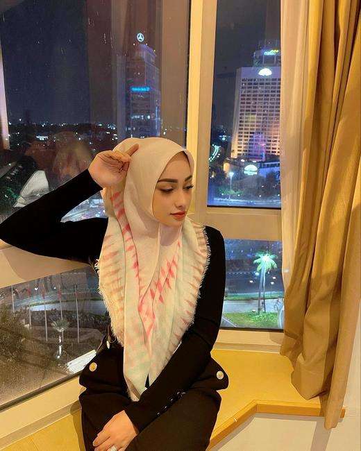 Christina Laws istri perwira polisi cantik kayak barbie.