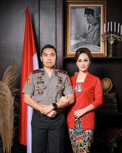 Christina Laws istri perwira polisi cantik kayak barbie.