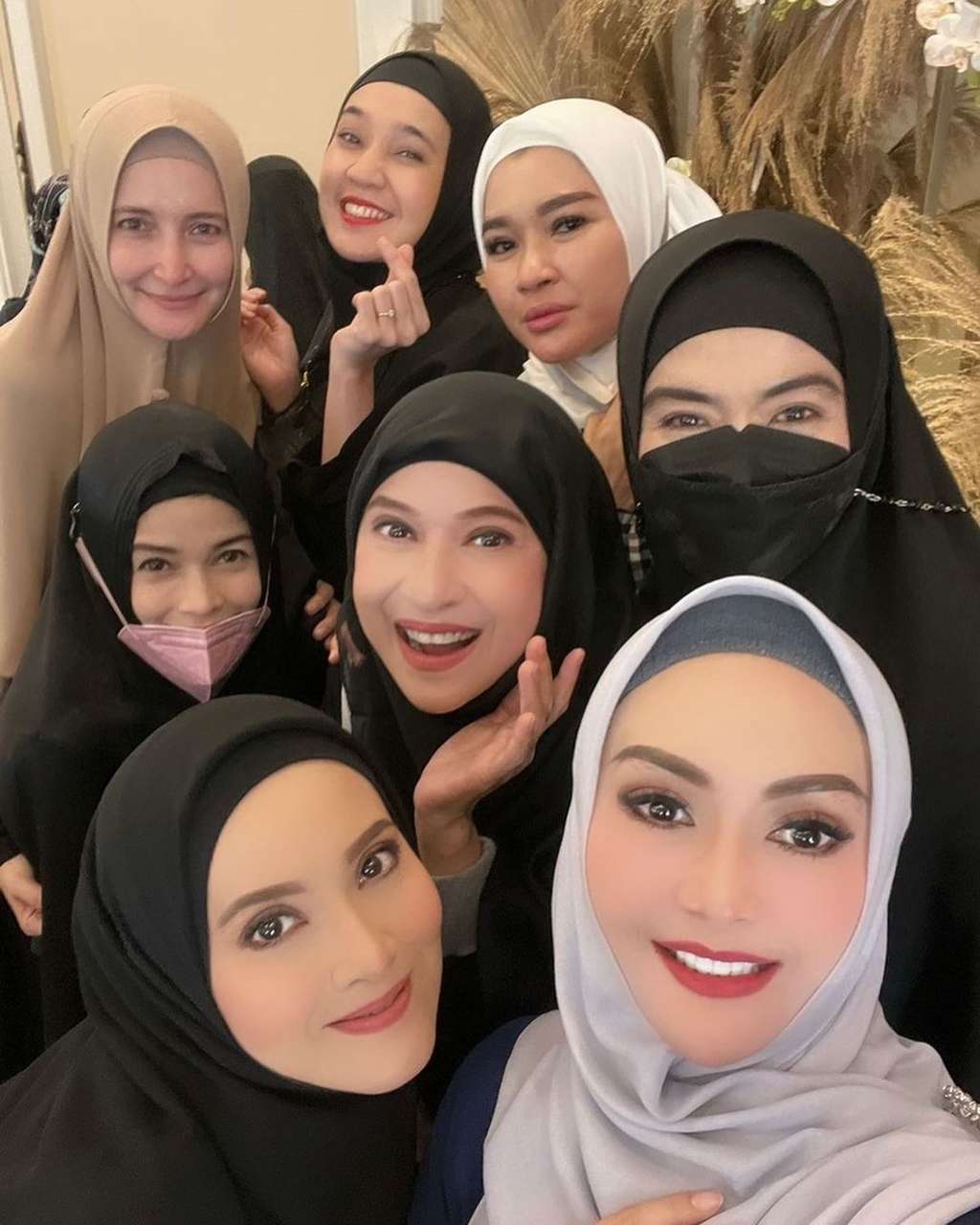 Potret Yulia Rachman bersama rekan artis