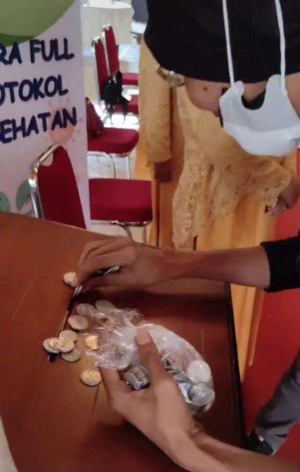 Tamu undangan bikin rusuh, sumbang pakai uang receh