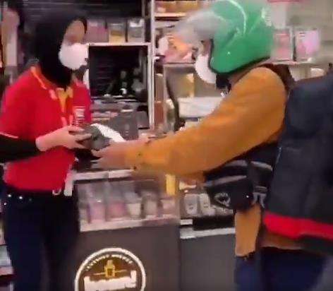 Anti-mainstream, difoto kurir malah jadi bagus.