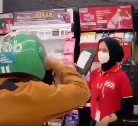 Anti-mainstream, difoto kurir malah jadi bagus.