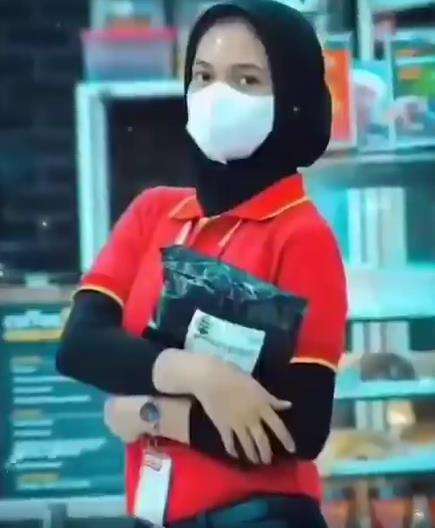 Anti-mainstream, difoto kurir malah jadi bagus.