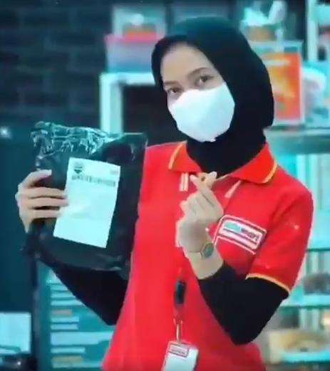 Anti-mainstream, difoto kurir malah jadi bagus.