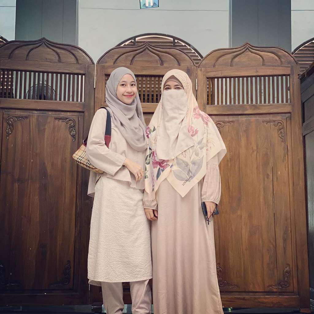 Umi Pipik dan putri sulungnya