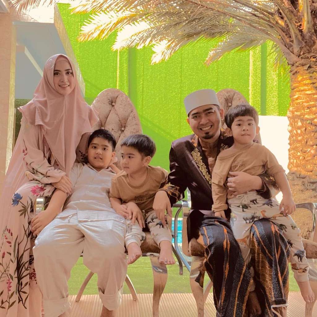 April Yasmin dan ustaz Solmed