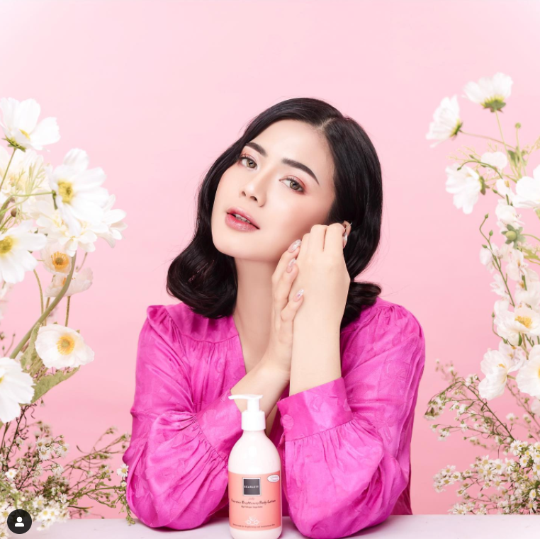 Felicya Angelista dengan Produk Scarlett Whitening