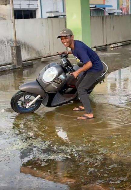 3 pemuda apes terpeleset lantai parkiran licin.