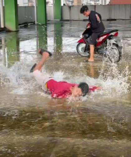 3 pemuda apes terpeleset lantai parkiran licin.