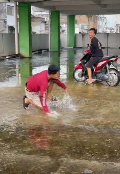 3 pemuda apes terpeleset lantai parkiran licin.
