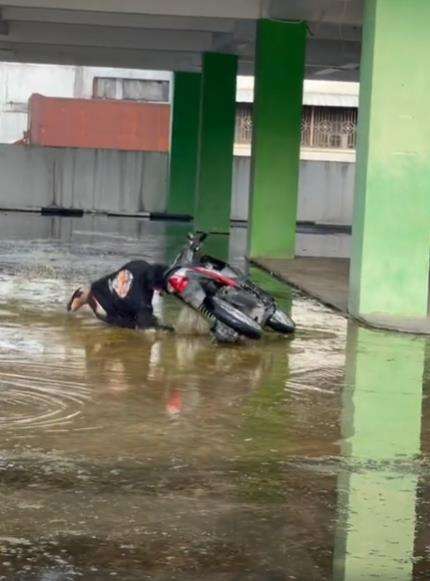 3 pemuda apes terpeleset lantai parkiran licin.