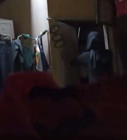 Istri sah labrak suami lagi berduaan di kamar dengan pelakor.
